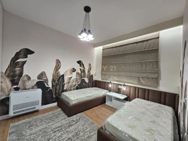 Tirane, shitet apartament 2+1+Ballkon Kati 1, 116 m² (kopeshti botanik)