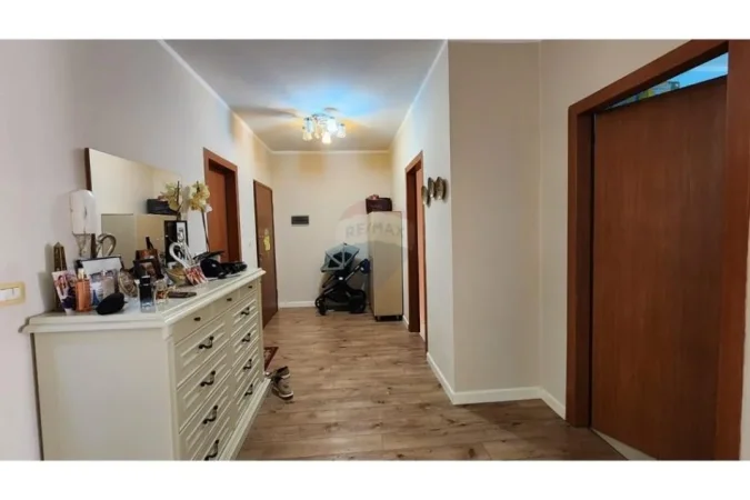 Tirane, jepet me qera apartament 2+1 Kati 2, 110 m² 500 € (Yzberisht)