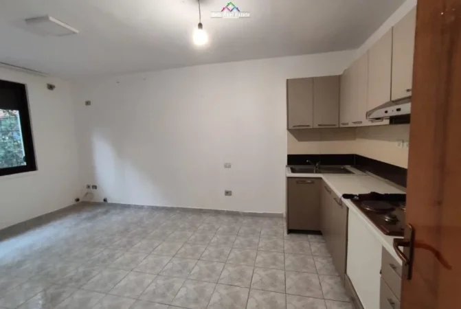 Tirane, jepet me qera zyre Kati 1, 72 m² 400 € (Rrugen Gjik Kuqali)