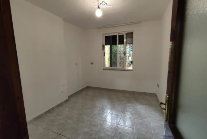 Tirane, jepet me qera zyre Kati 1, 72 m² 400 € (Rrugen Gjik Kuqali)