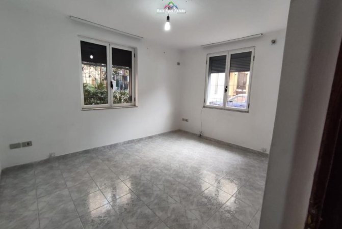 Tirane, jepet me qera zyre Kati 1, 72 m² 400 € (Rrugen Gjik Kuqali)
