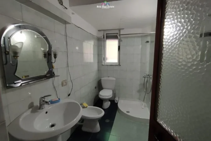 Tirane, jepet me qera zyre Kati 1, 72 m² 400 € (Rrugen Gjik Kuqali)