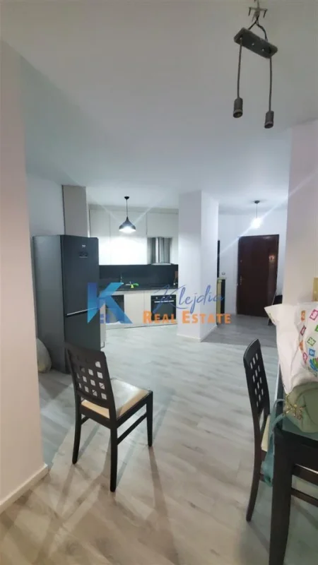 Tirane, jap me qera apartament 1+1+Ballkon Kati 1, 85 m² 550 € (Riza Cerova)