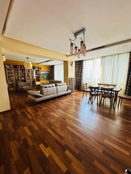 Tirane, jepet me qera apartament 2+1 Kati 5, 160 m² 1.500 € (Bllok)