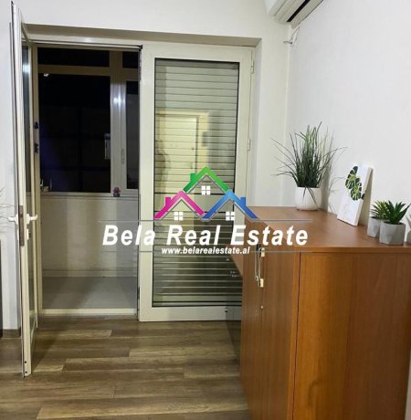 Tirane, jepet me qera zyre Kati 3, 100 m² 800 € (Rruga e Kavajes)