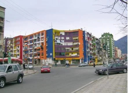 Tirane, jepet me qera dyqan Kati 1, 65 m² 800 € (Brryli)