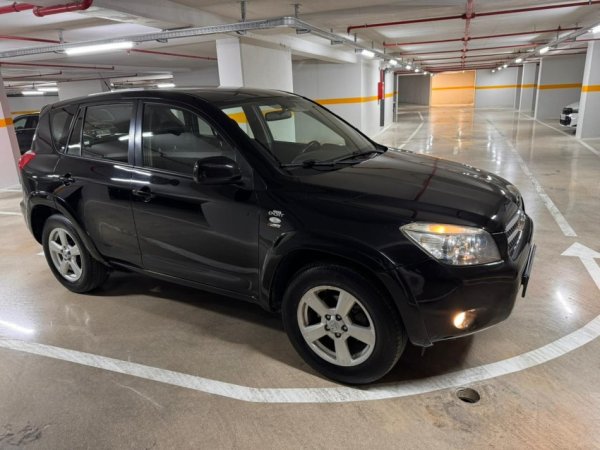 Tirane, shes SUV | Fuoristrad | Xhip Toyota Rav4 Nafte, e zeze manuale Klima 190 km 5.500 €