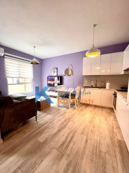Tirane, jap me qera apartament 1+1+Ballkon Kati 2, 60 m² 450 € (Te Kopshti Botanik, afer Xhamise)