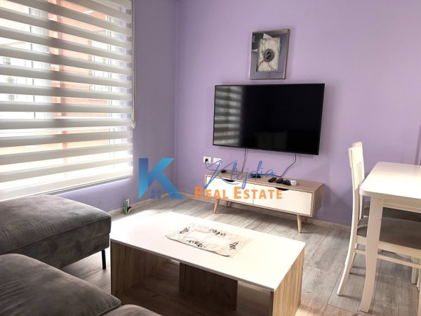Tirane, jap me qera apartament 1+1+Ballkon Kati 2, 60 m² 450 € (Te Kopshti Botanik, afer Xhamise)