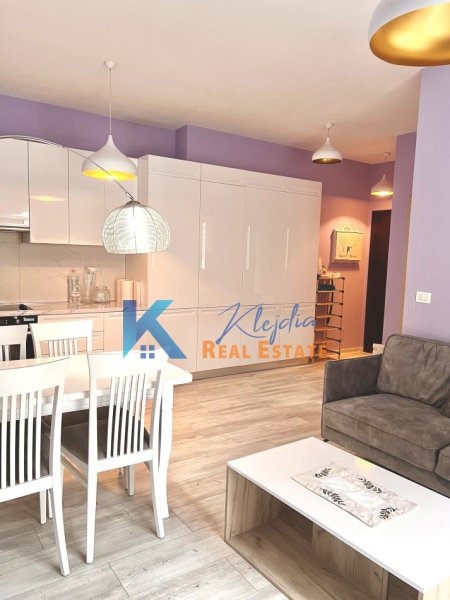 Tirane, jap me qera apartament 1+1+Ballkon Kati 2, 60 m² 450 € (Te Kopshti Botanik, afer Xhamise)