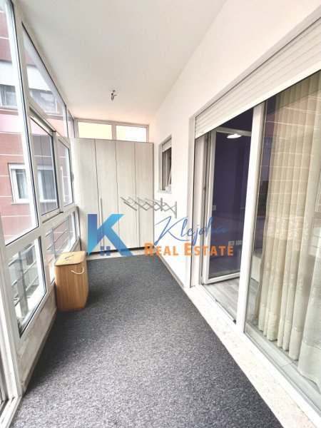 Tirane, jap me qera apartament 1+1+Ballkon Kati 2, 60 m² 450 € (Te Kopshti Botanik, afer Xhamise)