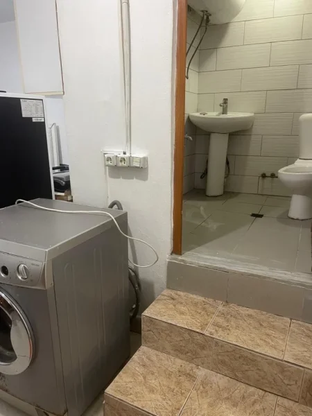 Tirane, jepet me qera garsonier 1+1 Kati 0, 180 € (Loni Ligori)