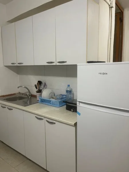 Tirane, jepet me qera garsonier 1+1 Kati 0, 180 € (Loni Ligori)