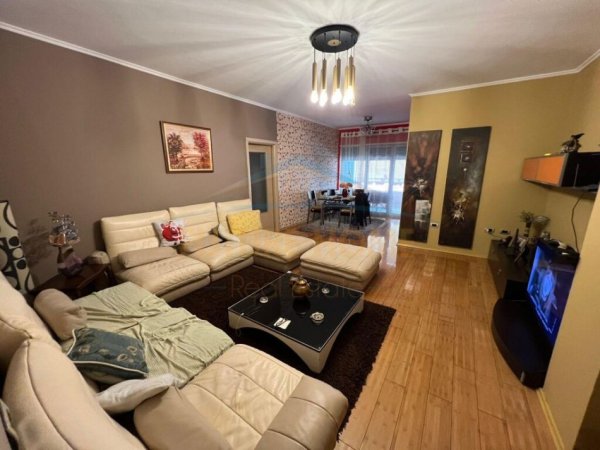 Tirane, jepet me qera apartament 3+1+2+Verandë Kati 3, 150 m² 800 € (Pazari i Ri)