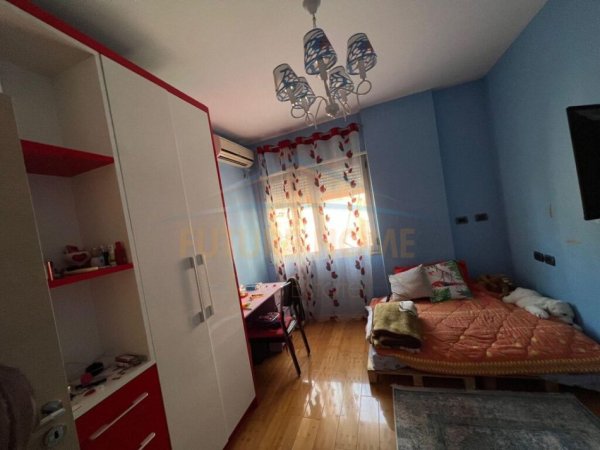 Tirane, jepet me qera apartament 3+1+2+Verandë Kati 3, 150 m² 800 € (Pazari i Ri)
