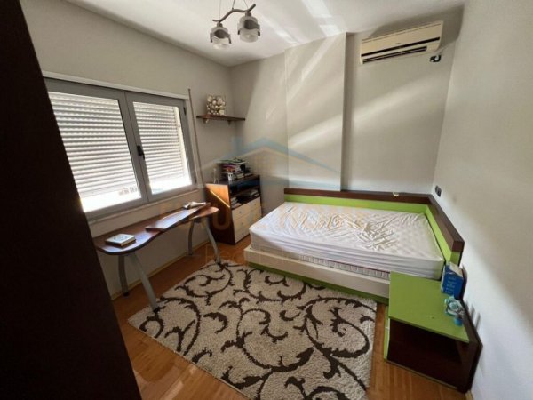 Tirane, jepet me qera apartament 3+1+2+Verandë Kati 3, 150 m² 800 € (Pazari i Ri)