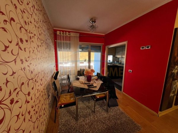 Tirane, jepet me qera apartament 3+1+2+Verandë Kati 3, 150 m² 800 € (Pazari i Ri)