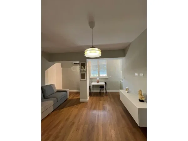 Tirane, jepet me qera apartament 1+1 Kati 3, 60 m² 500 € (Rruga bardhyl)