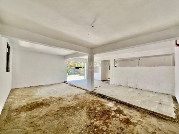 Tirane, jepet me qera magazine Kati 0, 220 m² 550 € 