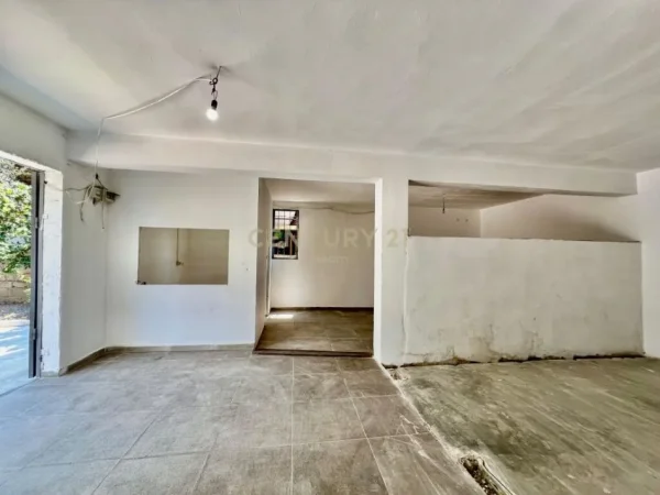 Tirane, jepet me qera magazine Kati 0, 220 m² 550 € 