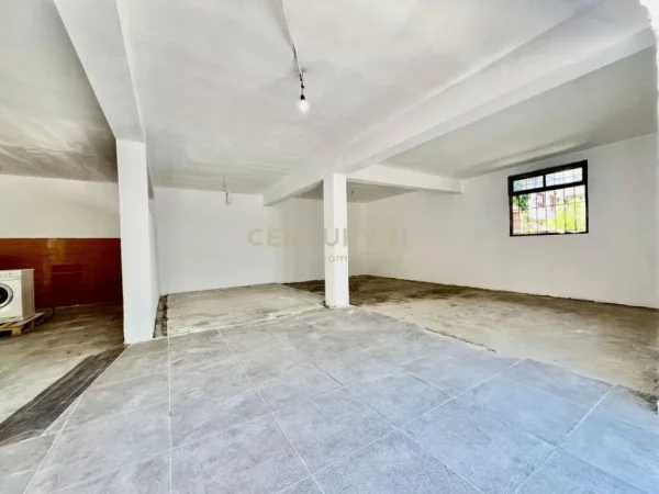 Tirane, jepet me qera magazine Kati 0, 220 m² 550 € 