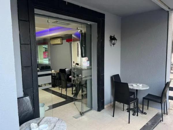Tirane, jepet me qera lokal Kati 0, 62 m² 500 € (Vasil Shanto)