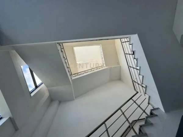 Tirane, shitet ambjent biznesi , 1.290 m² 900.000 € (fushe preze)