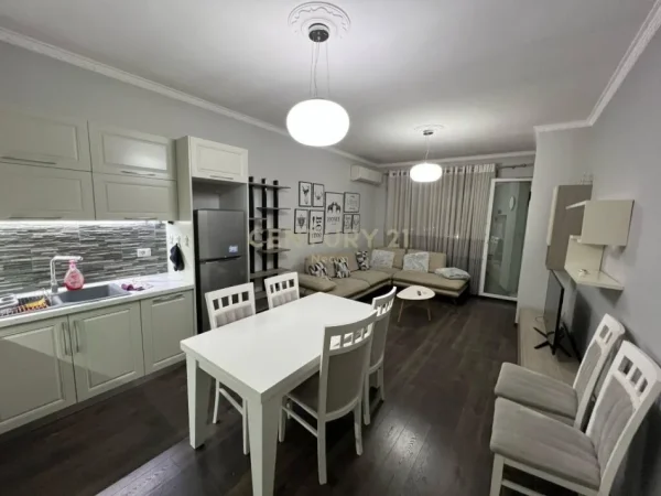 Tirane, jepet me qera apartament 1+1 Kati 5, 74 m² 500 € (bulevardi i ri)