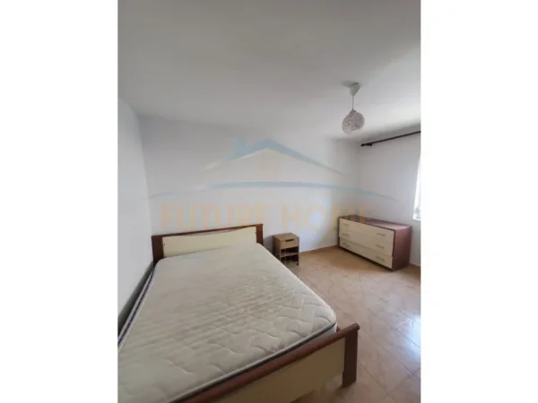 Tirane, jepet me qera apartament 2+1 Kati 4, 78 m² 400 € (ALI DEM)