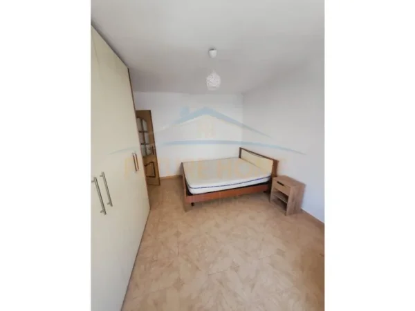 Tirane, jepet me qera apartament 2+1 Kati 4, 78 m² 400 € (ALI DEM)