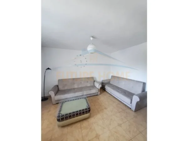 Tirane, jepet me qera apartament 2+1 Kati 4, 78 m² 400 € (ALI DEM)
