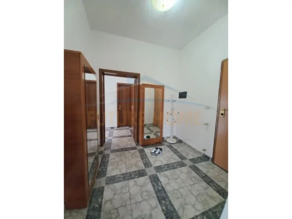 Tirane, jepet me qera apartament 2+1 Kati 10, 170 m² 700 € (STADIUMI DINAMO)