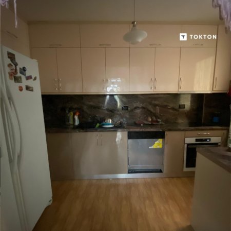Tirane, jap me qera shtepi 2+1+Ballkon Kati 2, 160 m² 500 € (don bosko)