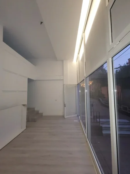 Tirane, shes dyqan Kati 0, 65 m² 165.000 € (Xhavit Shyqyri Demneri)