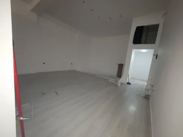 Tirane, shes dyqan Kati 0, 65 m² 165.000 € (Xhavit Shyqyri Demneri)