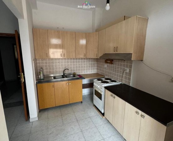 Tirane, jepet me qera 1+1 Kati 1, 80 m² 330 € (brryli)