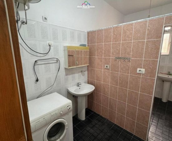 Tirane, jepet me qera 1+1 Kati 1, 80 m² 330 € (brryli)