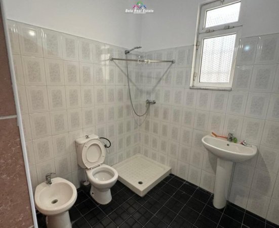 Tirane, jepet me qera 1+1 Kati 1, 80 m² 330 € (brryli)