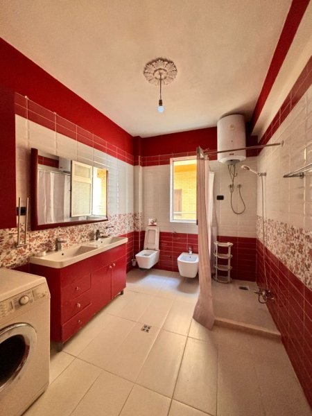 Tirane, jepet me qera apartament+verande | Penthouse 2+1 Kati 2, 95 m² 550 € (Rruga 5 Maji, Tiranë)
