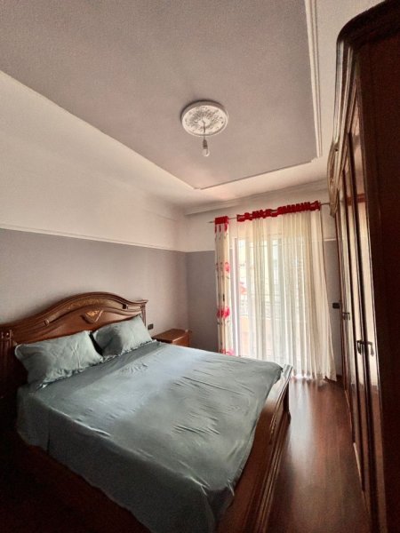 Tirane, jepet me qera apartament+verande | Penthouse 2+1 Kati 2, 95 m² 550 € (Rruga 5 Maji, Tiranë)
