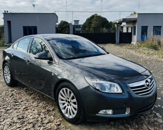 Elbasan, shitet makine OPEL INSIGNIA Nafte, gri e erret automatik Kondicioner 218 km 5.800 €