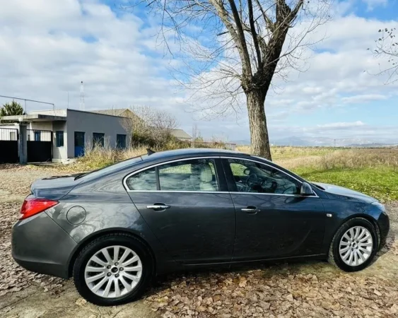 Elbasan, shitet makine OPEL INSIGNIA Nafte, gri e erret automatik Kondicioner 218 km 5.800 €