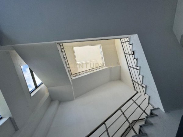 Tirane, shes ambjent biznesi , 1.290 m² 900.000 € (Fushë Prezë)