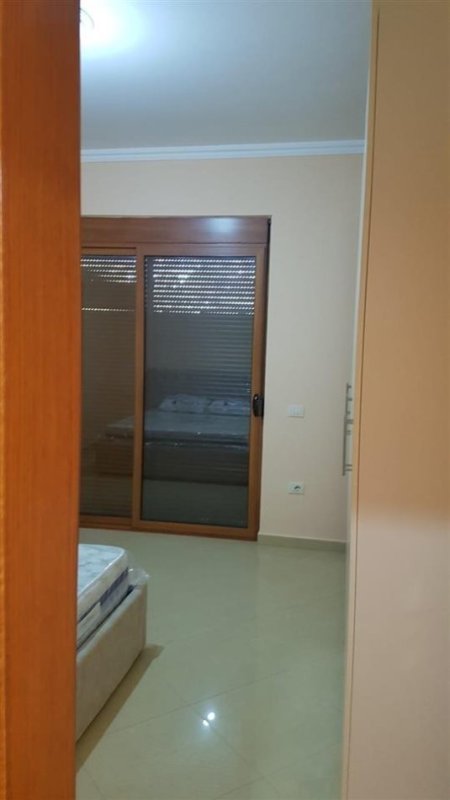 Tirane, jepet me qera apartament 3+1 Kati 2 i nje vile , 100 m² 450 € (Rruga Lucie Miloti)
