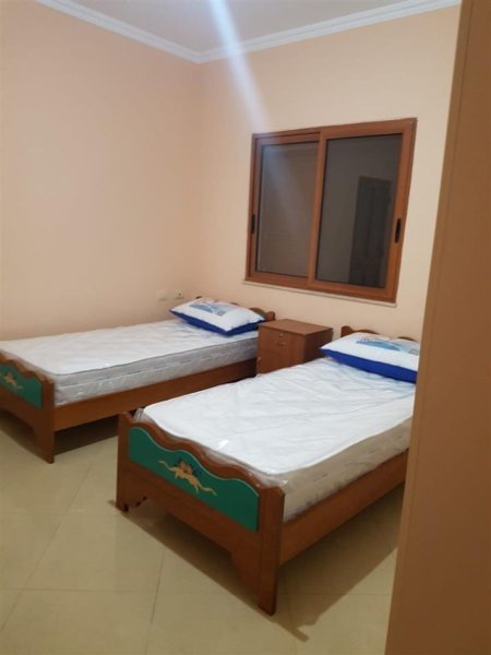 Tirane, jepet me qera apartament 3+1 Kati 2 i nje vile , 100 m² 450 € (Rruga Lucie Miloti)