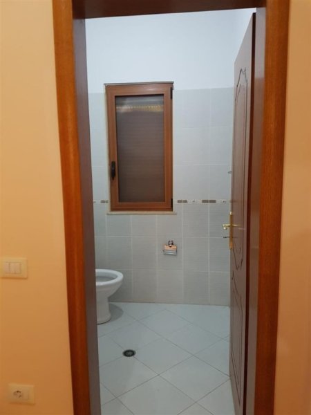 Tirane, jepet me qera apartament 3+1 Kati 2 i nje vile , 100 m² 450 € (Rruga Lucie Miloti)