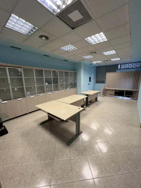 Durres, jepet me qera ambjent biznesi Kati 0, 70 m² 500 € (Rruga Abaz Çelkupa)