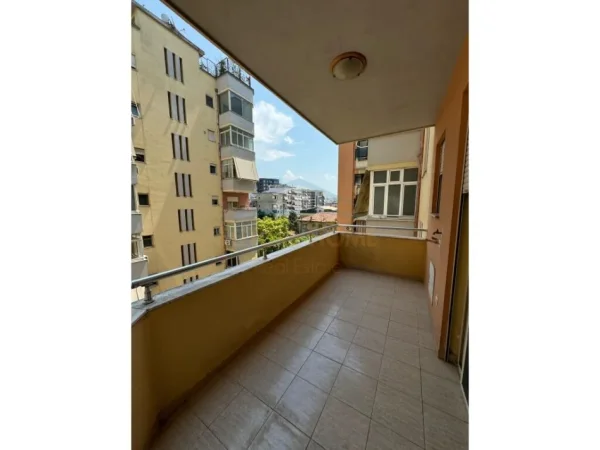 Tirane, jepet me qera apartament 2+1 Kati 4, 112 m² 650 € (Pazari i Ri)