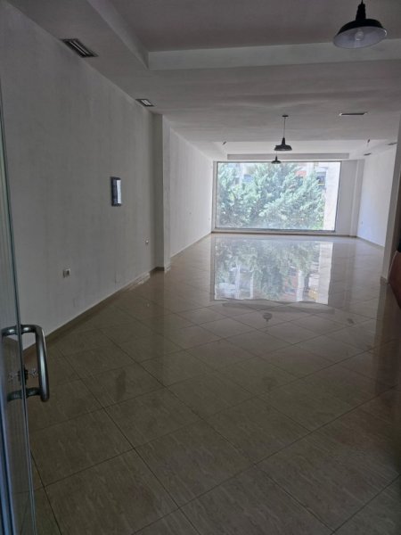 Tirane, jepet me qera ambjent biznesi Kati 1, 129 m² 800 € (DELIJORGJI)