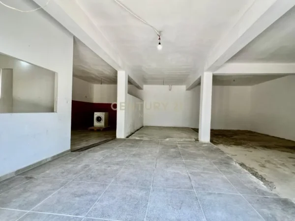 Tirane, jepet me qera ambjent biznesi Kati 0, 220 m² 550 € (misto mame)